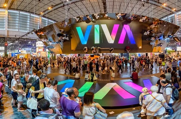 Stand VIVA central de VivaTech entouré d'une foule de visiteurs dans le hall d'exposition de Paris Expo